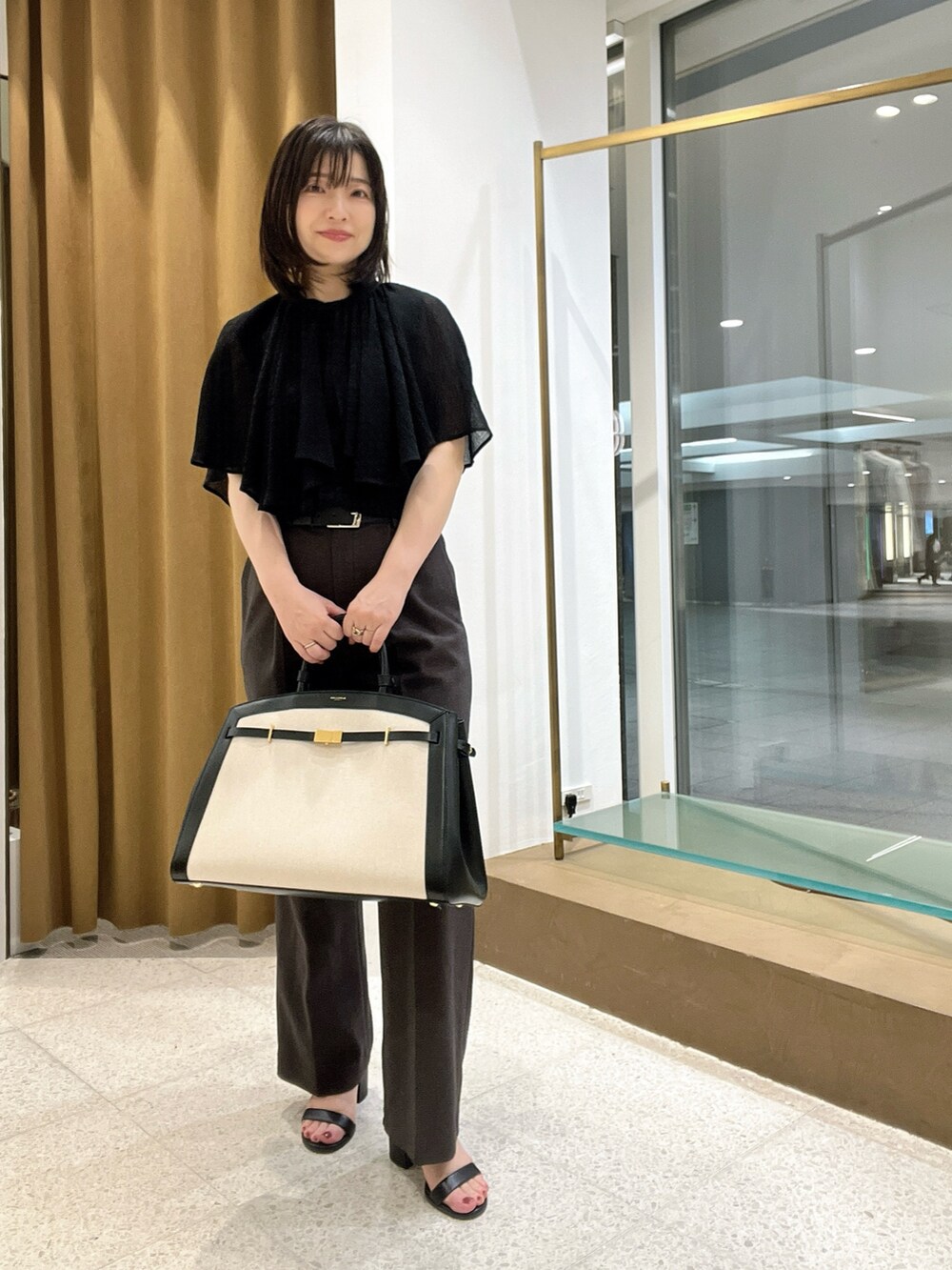 「シャツスタイル、シアートップス、きれいめコーデ、夏服コーデ、大人コーデ、オトナ女子、パンツスタイル、お仕事コーデ、キレイめカジュアル、低身長、ブラウス、パンツコーデ」｜「Whim Gazetteのケープブラウス（シャツ/ブラウス、ブラック系）」を使った、whimkumagaiさん（レディース・153cm）の春コーディネートの4枚目の写真