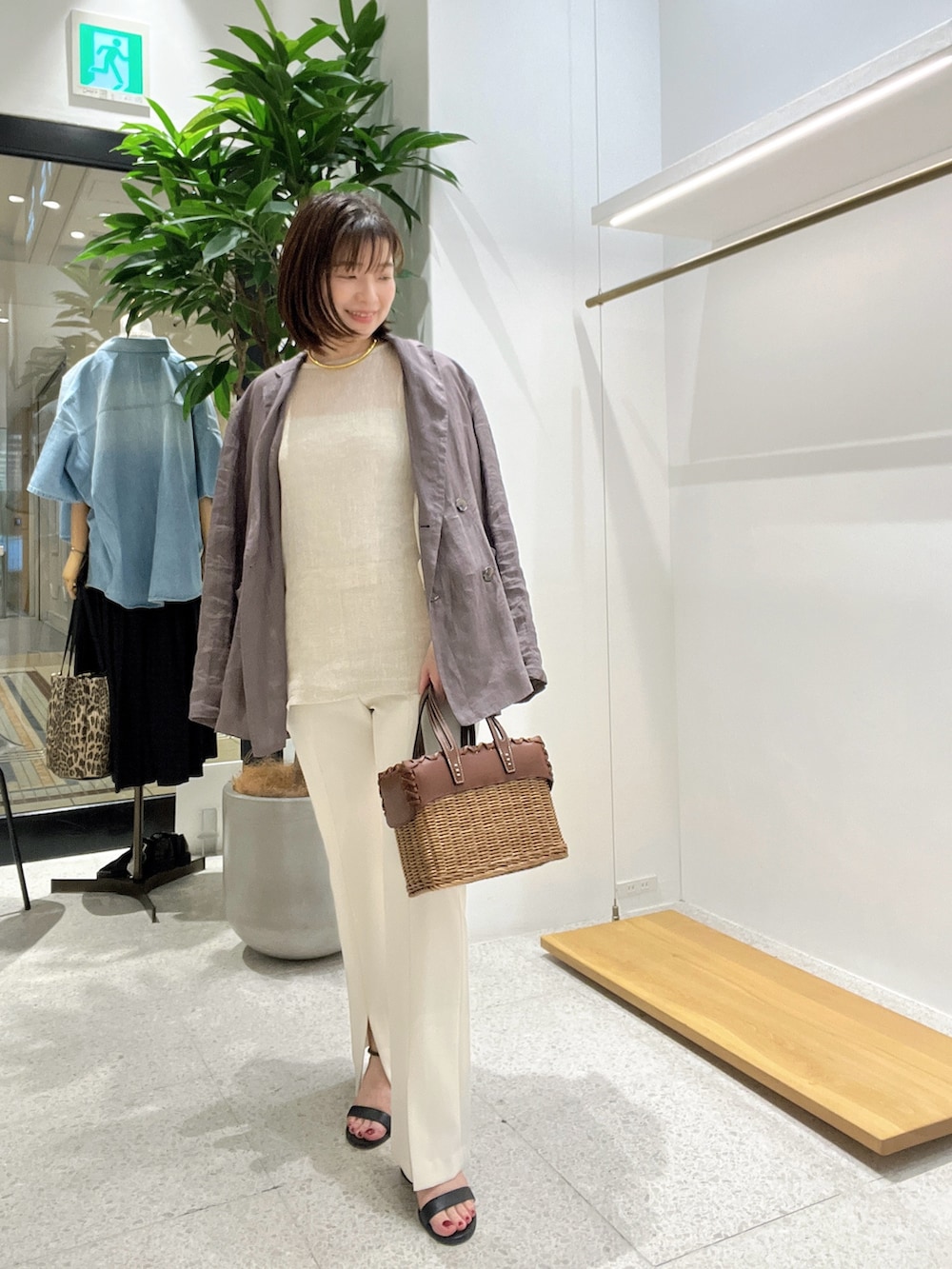 「春色、おでかけコーデ、大人カジュアルコーデ、はるコーデ、低身長女子、フレアパンツ、ジャケット、ジャケットスタイル、ジャケットコーデ、40代ファッション、40代コーデ」｜「Whim Gazetteのフロントスリットパンツ（スラックス、ホワイト系）」を使った、whimkumagaiさん（レディース・153cm）の春コーディネートの2枚目の写真