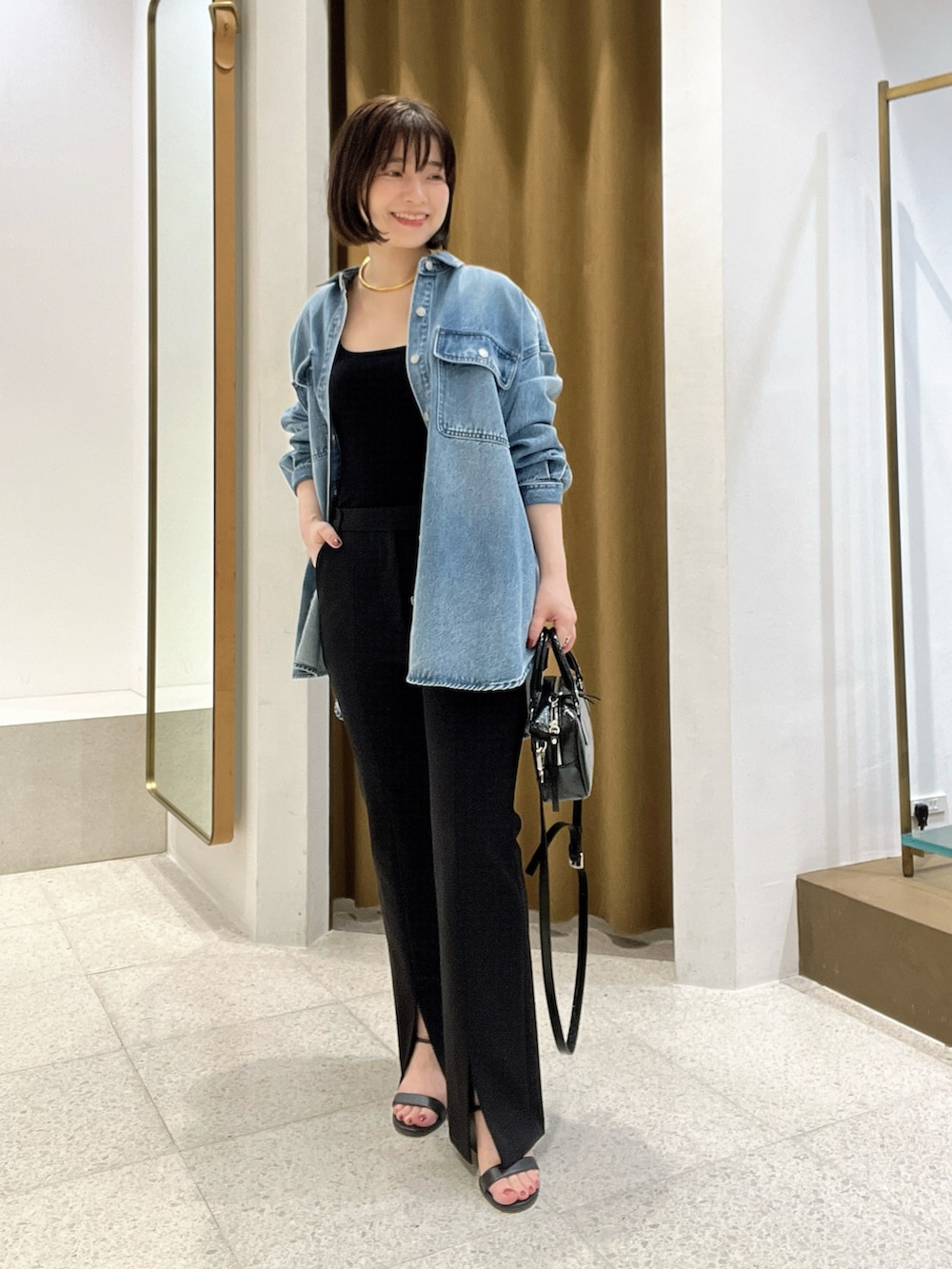 「デニム、大人カジュアルコーデ、パンツスタイル、オトナ女子、パンツコーデ、きれいめカジュアル、低身長、低身長コーデ、オトナカジュアル」｜「Whim Gazetteのドロップデニムシャツ（シャツ/ブラウス、ブルー系）」を使った、whimkumagaiさん（レディース・153cm）の夏コーディネートの4枚目の写真