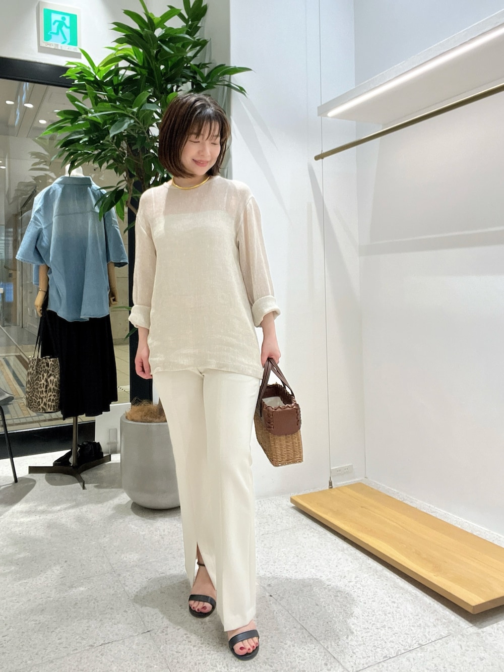 「春色、おでかけコーデ、大人カジュアルコーデ、はるコーデ、低身長女子、フレアパンツ、ジャケット、ジャケットスタイル、ジャケットコーデ、40代ファッション、40代コーデ」｜「Whim Gazetteのフロントスリットパンツ（スラックス、ホワイト系）」を使った、whimkumagaiさん（レディース・153cm）の春コーディネートの5枚目の写真