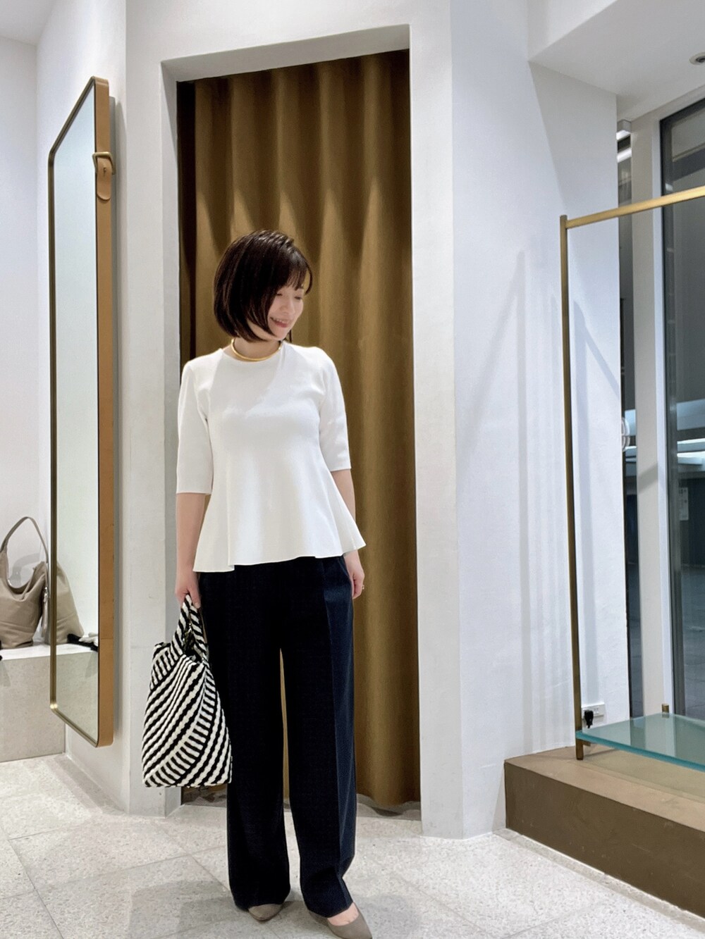 「Whim Gazetteのワイドタックパンツ（スラックス、ブルー系）」を使った、whimkumagaiさん（レディース・153cm）の春コーディネートの2枚目の写真