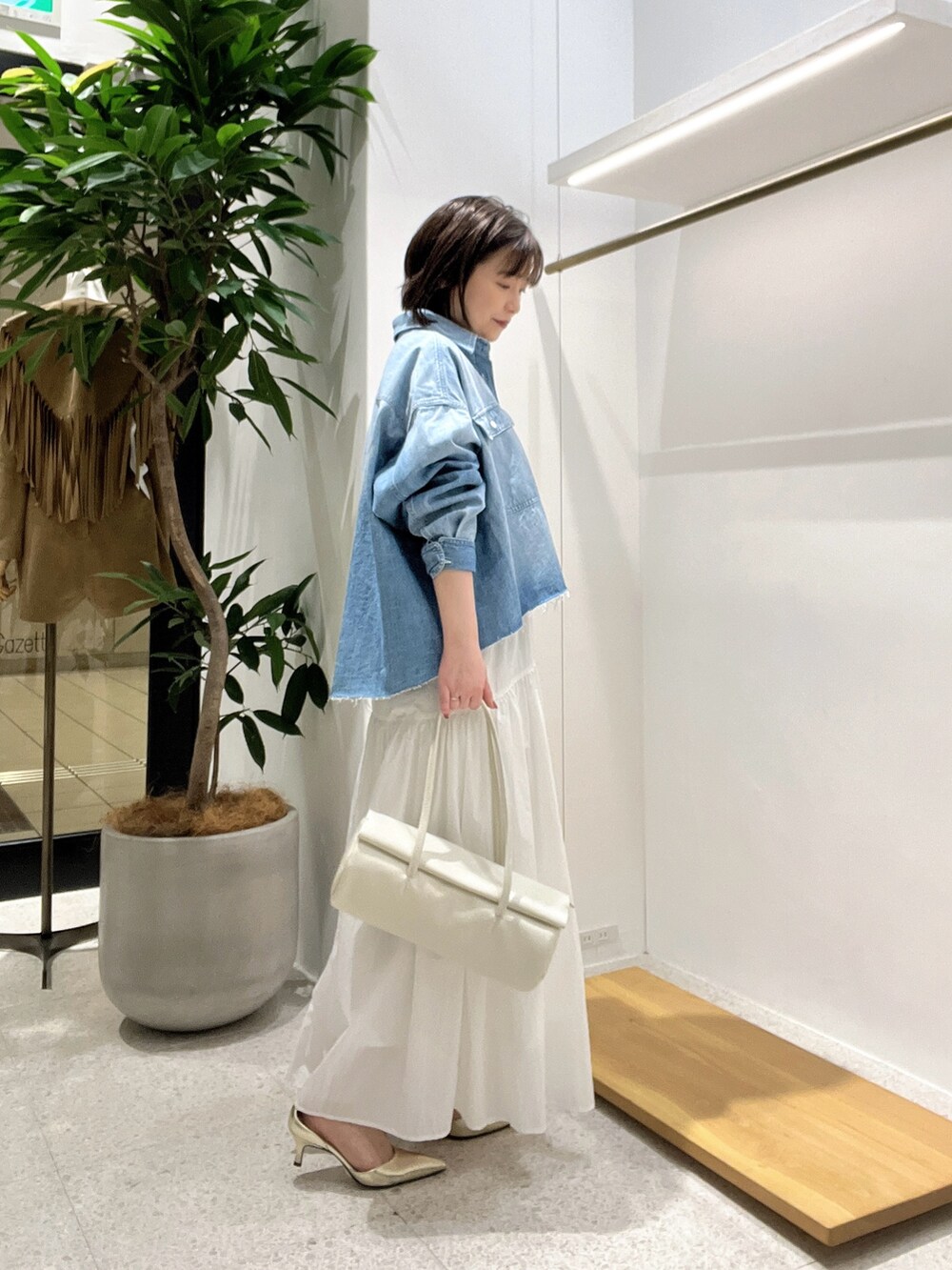 「春コーデ、デニム、休日スタイル、春服、お出かけコーデ、春カラー、大人女子、きれいめカジュアル、低身長コーデ、低身長」｜「Whim Gazetteのデニムシャツ（シャツ/ブラウス、ブルー系）」を使った、whimkumagaiさん（レディース・153cm）の春コーディネートの3枚目の写真