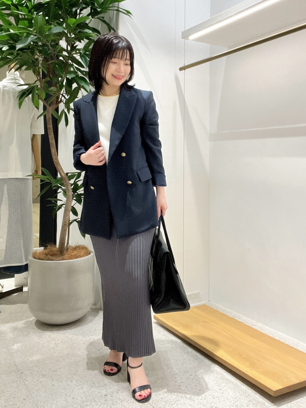 「大人カジュアル、お出かけコーデ、きれいめコーデ、キレイめカジュアル、低身長女子、ママファッション、キレイめコーデ、ジャケット、ジャケットスタイル、ジャケットコーデ、スカート、スカートスタイル、スカートコーデ、ニットスカート」｜「Whim Gazetteのシアー２ボタンジャケット（テーラードジャケット、ブルー系）」を使った、whimkumagaiさん（レディース・153cm）の春コーディネートの4枚目の写真