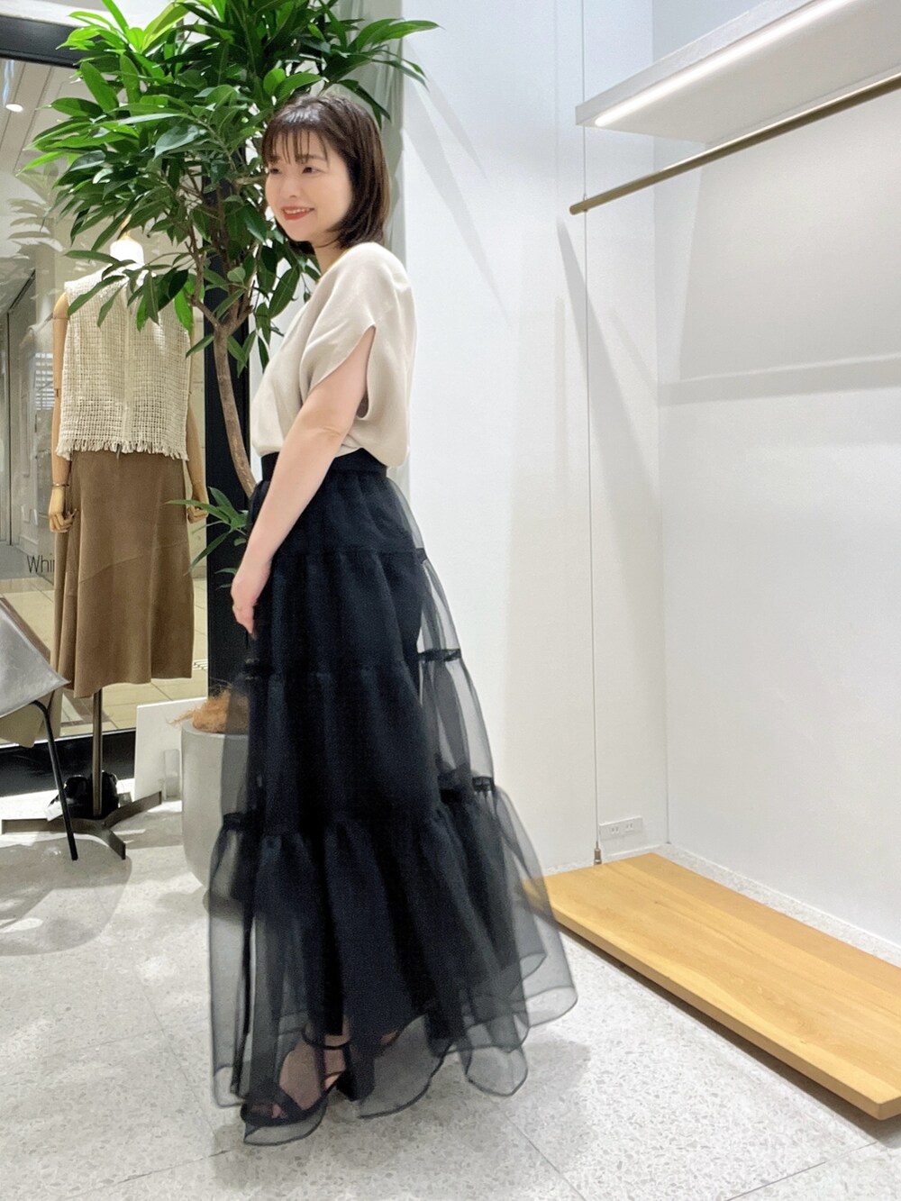 「春色、春めき満開コーデ、春コーデ、お出かけコーデ、大人かわいい、キレイめカジュアル、ロングスカート、スカートスタイル、春ニット、春色コーデ、ベージュ」｜「Whim Gazetteの【Hoaw.】チョーカー（チョーカー、ゴールド系）」を使った、whimkumagaiさん（レディース・153cm）の春コーディネートの3枚目の写真