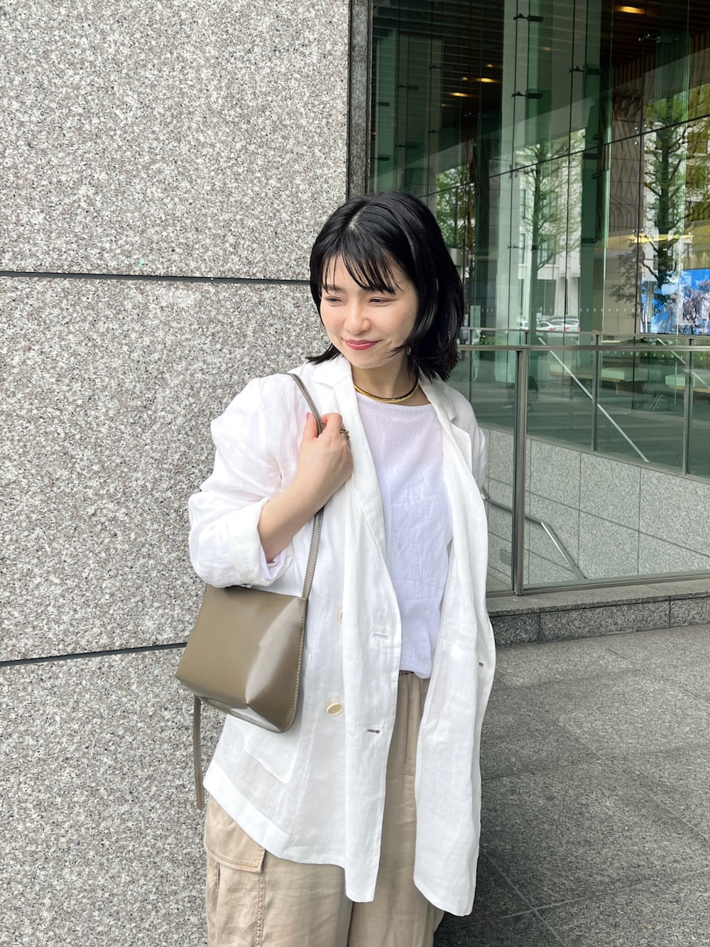 「大人カジュアル、お出かけコーデ、春ファッション、春服、キレイめカジュアル、低身長女子、大人女子、ママファッション、カーゴパンツ、カーゴパンツコーデ、ジャケット、ジャケットスタイル」｜「Whim Gazetteの【Hoaw.】チョーカー（チョーカー、ゴールド系）」を使った、whimkumagaiさん（レディース・153cm）の春コーディネートの4枚目の写真