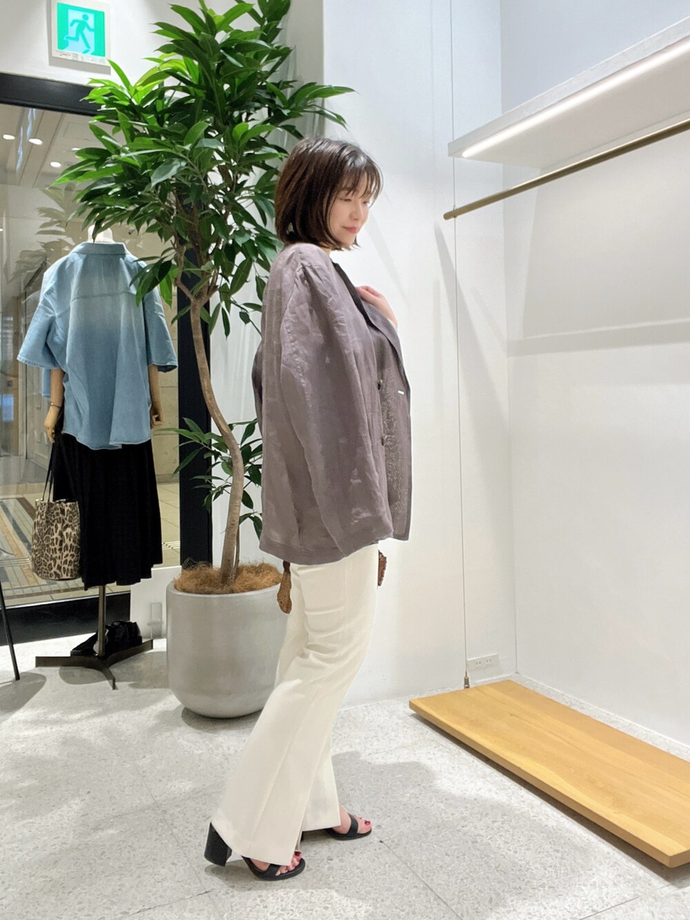 「春色、おでかけコーデ、大人カジュアルコーデ、はるコーデ、低身長女子、フレアパンツ、ジャケット、ジャケットスタイル、ジャケットコーデ、40代ファッション、40代コーデ」｜「Whim Gazetteのフロントスリットパンツ（スラックス、ホワイト系）」を使った、whimkumagaiさん（レディース・153cm）の春コーディネートの4枚目の写真
