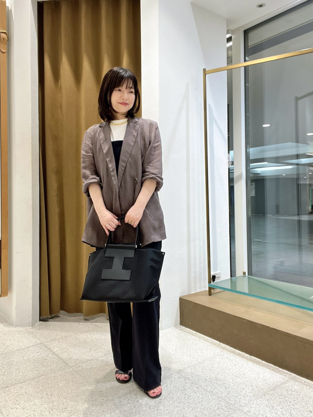 「モノトーン、オトナカジュアル、大人カジュアルコーデ、キレイめコーデ、楽チンコーデ、低身長コーデ、モノトーンコーデ、サロペット、ジャケット、40代ファッション、ママコーデ、ママファッション」｜「Whim Gazetteのラミーダブルジャケット（テーラードジャケット、グレー系）」を使った、whimkumagaiさん（レディース・153cm）の春コーディネートの4枚目の写真