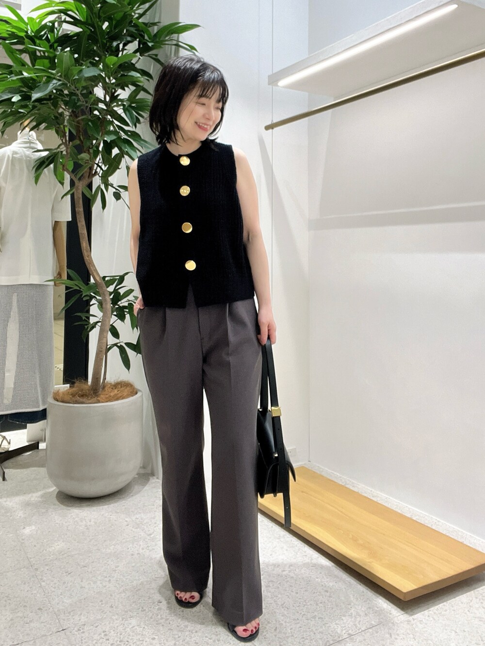 「お出かけコーデ、キレイめカジュアル、低身長女子、大人女子、ママファッション、レディースファッション、40代ファッション、ベスト、ニットベスト、きれいめカジュアル、キレイめ」｜「Drawing Numbersの【インフルエンサーコラボ】ビッグボタンベスト（ニット/セーター、ブラック系）」を使った、whimkumagaiさん（レディース・153cm）の春コーディネートの3枚目の写真