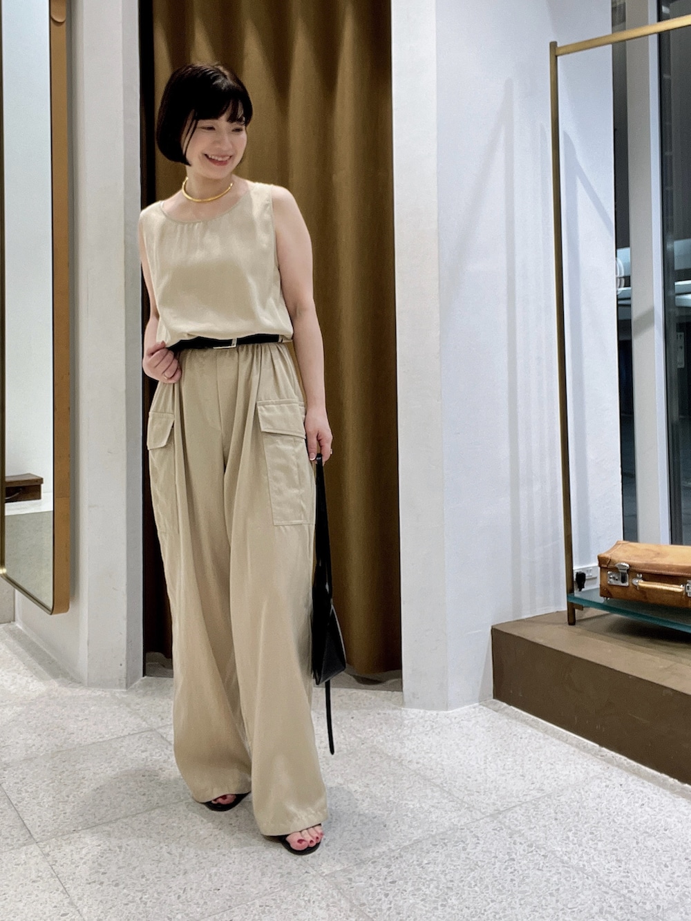 「夏コーデ、淡色コーデ、オトナ女子、大人ファッション、キレイめカジュアル、大人女子、40代ファッション、きれいめコーディネート、オールインワン、ワントーンコーデ、ベージュ」｜「Whim Gazetteのオックスダブルハーフスリーブジャケット（テーラードジャケット、ベージュ系）」を使った、whimkumagaiさん（レディース・153cm）の夏コーディネートの5枚目の写真