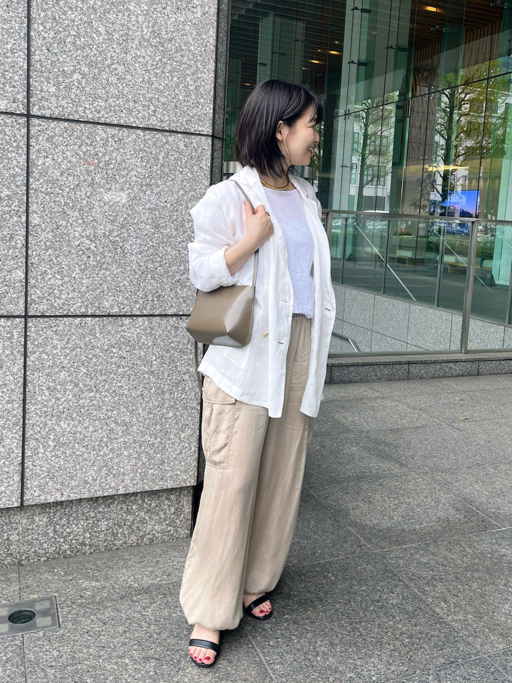 「大人カジュアル、お出かけコーデ、春ファッション、春服、キレイめカジュアル、低身長女子、大人女子、ママファッション、カーゴパンツ、カーゴパンツコーデ、ジャケット、ジャケットスタイル」｜「Whim Gazetteの【Hoaw.】チョーカー（チョーカー、ゴールド系）」を使った、whimkumagaiさん（レディース・153cm）の春コーディネートの3枚目の写真