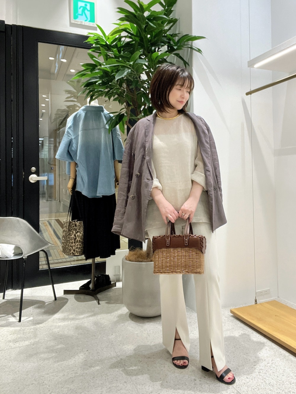 「春色、おでかけコーデ、大人カジュアルコーデ、はるコーデ、低身長女子、フレアパンツ、ジャケット、ジャケットスタイル、ジャケットコーデ、40代ファッション、40代コーデ」｜「Whim Gazetteのフロントスリットパンツ（スラックス、ホワイト系）」を使った、whimkumagaiさん（レディース・153cm）の春コーディネートの3枚目の写真