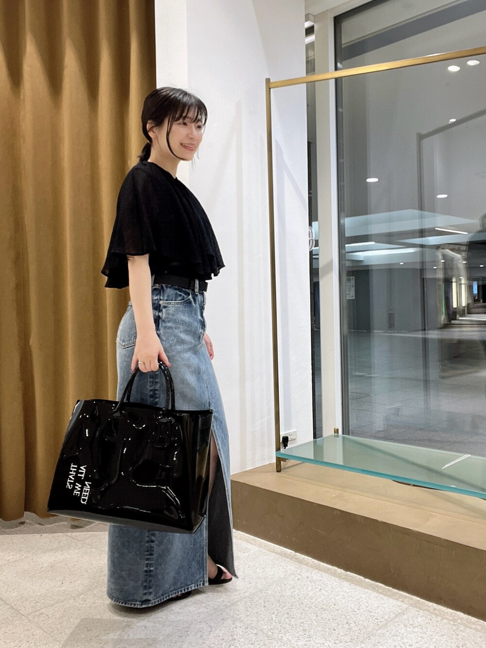 「シアートップス、夏服コーデ、大人コーデ、オトナ女子、キレイめカジュアル、低身長、低身長コーデ、デニム、デニムスカート、きれいめカジュアル、ブラウス」｜「Whim Gazetteのケープブラウス（シャツ/ブラウス、ブラック系）」を使った、whimkumagaiさん（レディース・153cm）の春コーディネートの4枚目の写真
