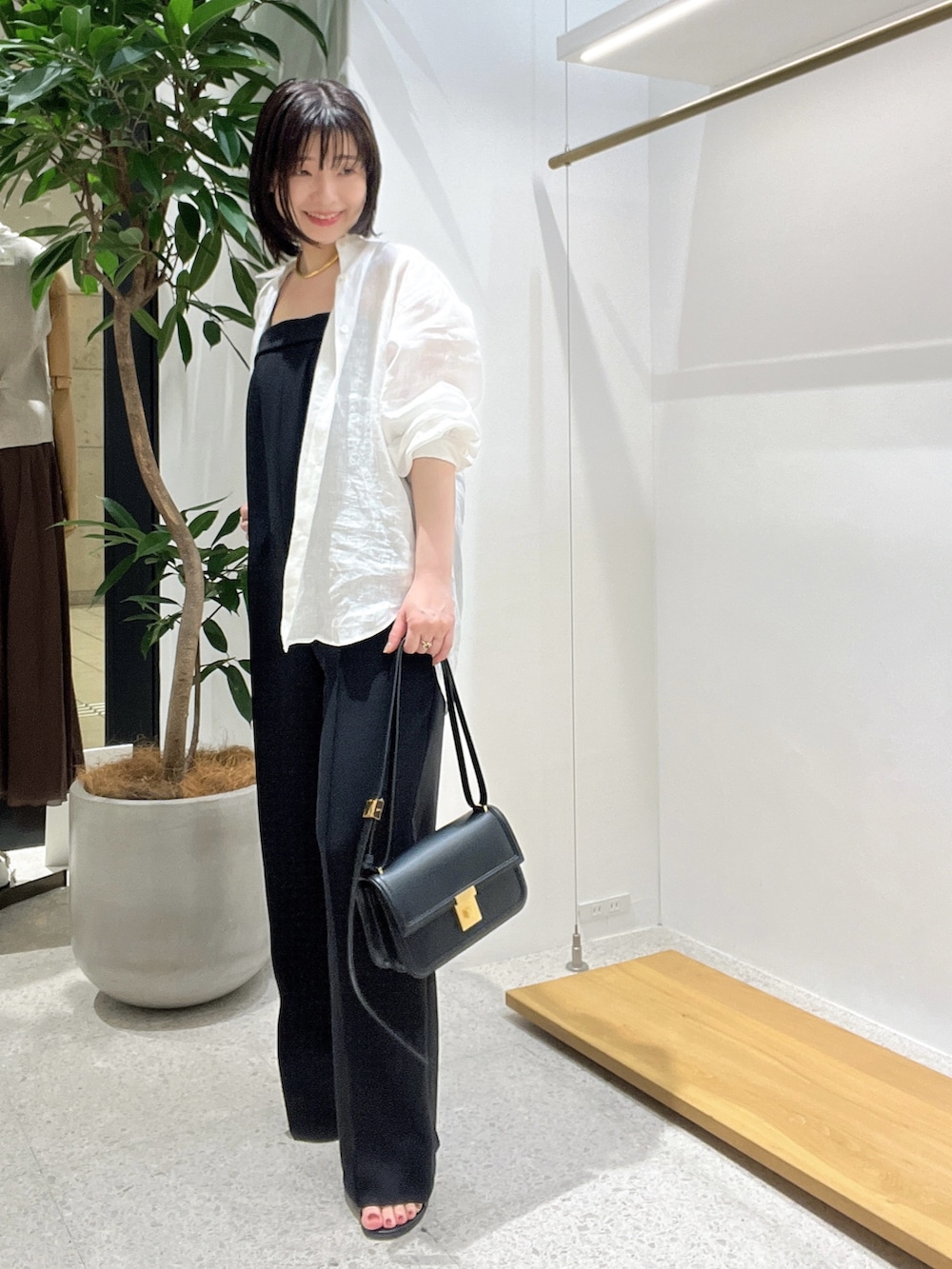 「大人カジュアル、キレイめカジュアル、楽チンコーデ、きれいめコーデ、春夏コーデ、夏ファッション、オトナ女子、キレイめコーデ、ブラック、大人コーデ、シャツコーデ、低身長コーデ」｜「Whim Gazetteの【Hoaw.】チョーカー（チョーカー、ゴールド系）」を使った、whimkumagaiさん（レディース・153cm）の春コーディネートの5枚目の写真