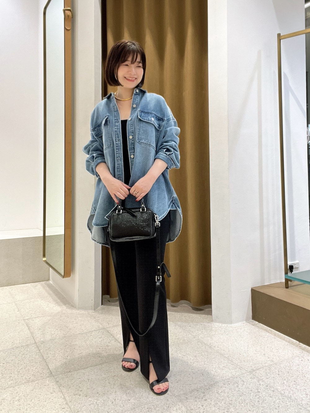 「デニム、大人カジュアルコーデ、パンツスタイル、オトナ女子、パンツコーデ、きれいめカジュアル、低身長、低身長コーデ、オトナカジュアル」｜「Whim Gazetteのドロップデニムシャツ（シャツ/ブラウス、ブルー系）」を使った、whimkumagaiさん（レディース・153cm）の夏コーディネートの5枚目の写真