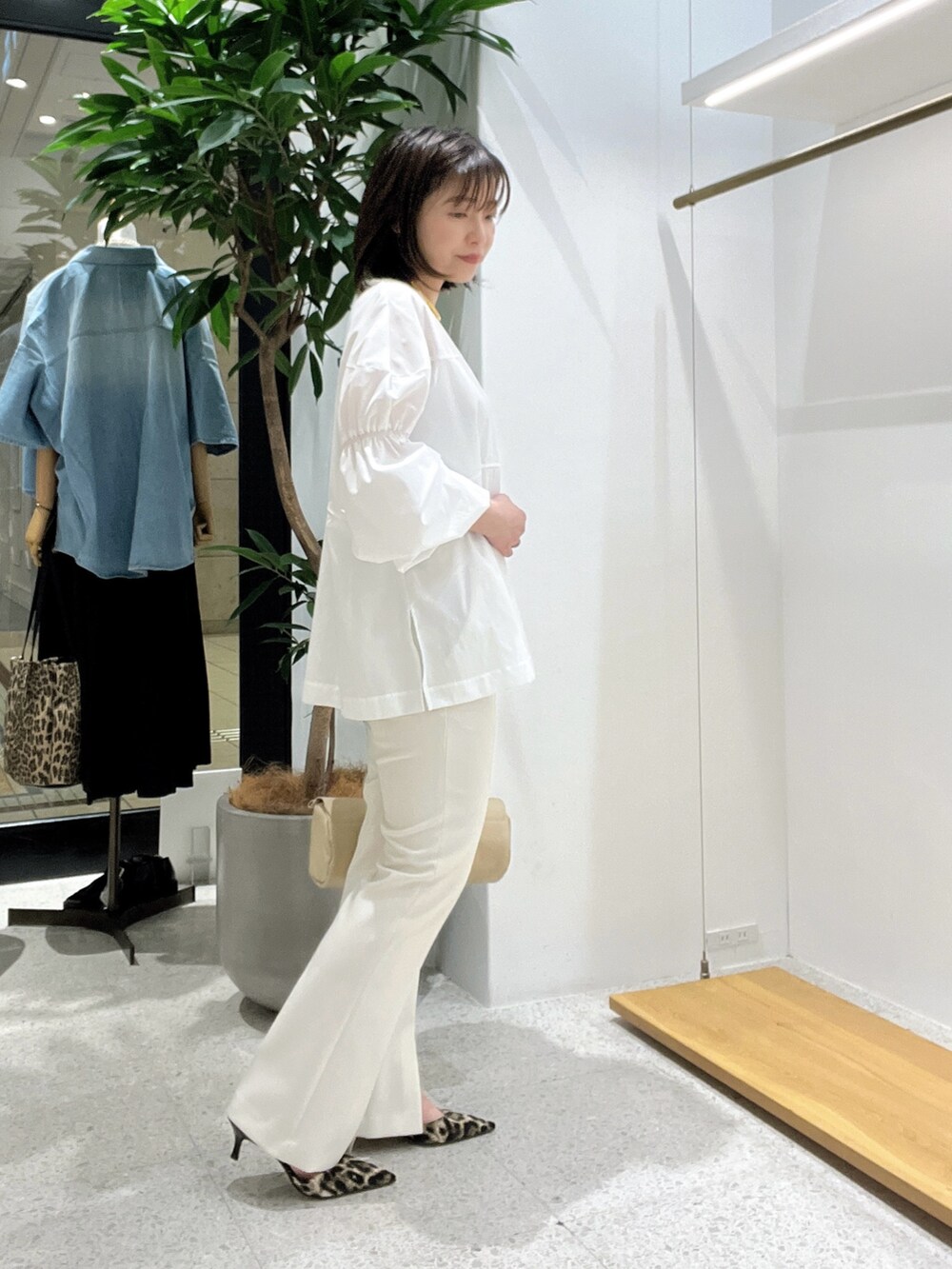 「春色、春めき満開コーデ、おでかけコーデ、大人カジュアルコーデ、低身長女子、大人かわいい、ホワイトコーデ、40代ファッション、パンツスタイル、パンツコーデ、ワントーンコーデ、ワントーン」｜「Drawing Numbersのパフロングスリーブラウンド切替ブラウス（トップス、ホワイト系）」を使った、whimkumagaiさん（レディース・153cm）の春コーディネートの4枚目の写真