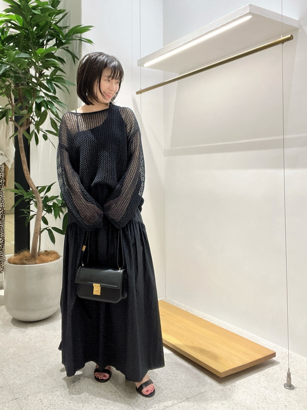 「大人カジュアル、おでかけコーデ、初夏コーデ、オトナ女子、休日スタイル、ゆるコーデ、ワントーンコーデ、大人ファッション、ママファッション、アラフィフ、低身長コーデ、ブラック、ブラックコーデ、メッシュ、40代ファッション」｜「Drawing Numbersのワシメッシュリラックスニット（ニット/セーター、ブラック系）」を使った、whimkumagaiさん（レディース・153cm）の春コーディネートの2枚目の写真