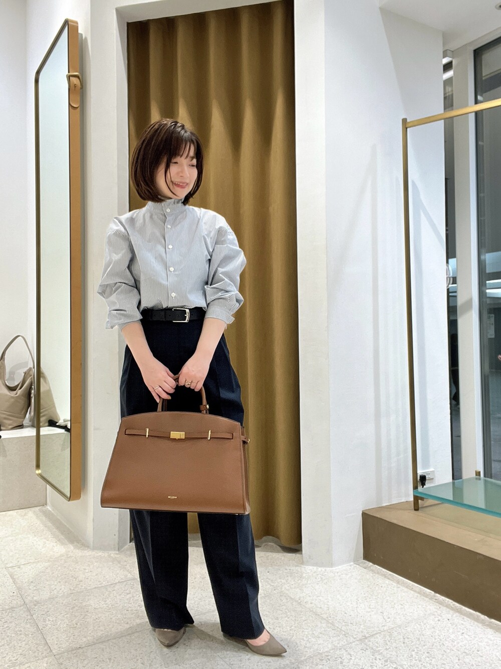 「おしごとスタイル、通勤コーデ、通勤スタイル、ブラウス、春、オトナカジュアル」｜「Whim Gazetteのネックギャザーシャツ（シャツ/ブラウス、ブルー系）」を使った、whimkumagaiさん（レディース・153cm）の春コーディネートの4枚目の写真