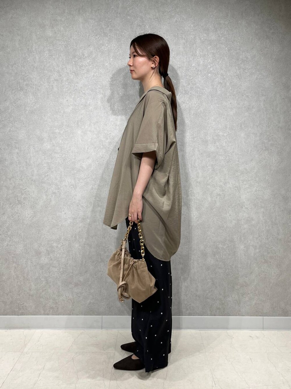 ブラック系のタンクトップ、ブラック系のその他パンツ、ブラウン系のパンプスを着用したレディースの夏コーディネートの2枚目の写真