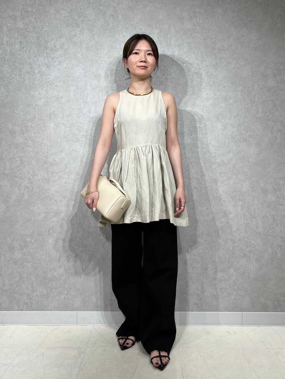 「ベーシック/シンプル、骨格ストレート、骨格ウェーブ、骨格ナチュラル、低身長、apart by lowrys、シンプルコーデ、カジュアルコーデ、大人カジュアル、きれいめカジュアル、旅行、デニムパンツ、ノースリーブ、タンクトップ、ヘルシー」｜「A part byのApb ストレートデニムパンツ（デニムパンツ、ブラック系）」を使った、apartby15さん（レディース・154cm）の夏コーディネートの2枚目の写真