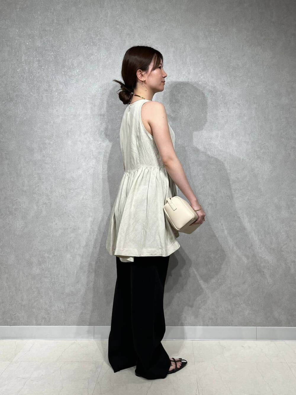 「ベーシック/シンプル、骨格ストレート、骨格ウェーブ、骨格ナチュラル、低身長、apart by lowrys、シンプルコーデ、カジュアルコーデ、大人カジュアル、きれいめカジュアル、旅行、デニムパンツ、ノースリーブ、タンクトップ、ヘルシー」｜「A part byのApb ストレートデニムパンツ（デニムパンツ、ブラック系）」を使った、apartby15さん（レディース・154cm）の夏コーディネートの4枚目の写真