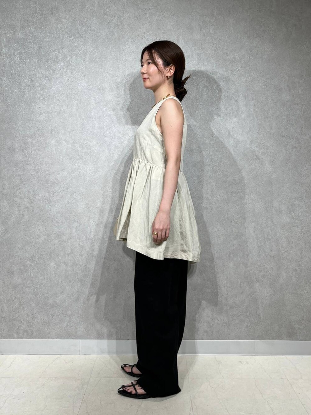 「ベーシック/シンプル、骨格ストレート、骨格ウェーブ、骨格ナチュラル、低身長、apart by lowrys、シンプルコーデ、カジュアルコーデ、大人カジュアル、きれいめカジュアル、旅行、デニムパンツ、ノースリーブ、タンクトップ、ヘルシー」｜「A part byのApb ストレートデニムパンツ（デニムパンツ、ブラック系）」を使った、apartby15さん（レディース・154cm）の夏コーディネートの3枚目の写真