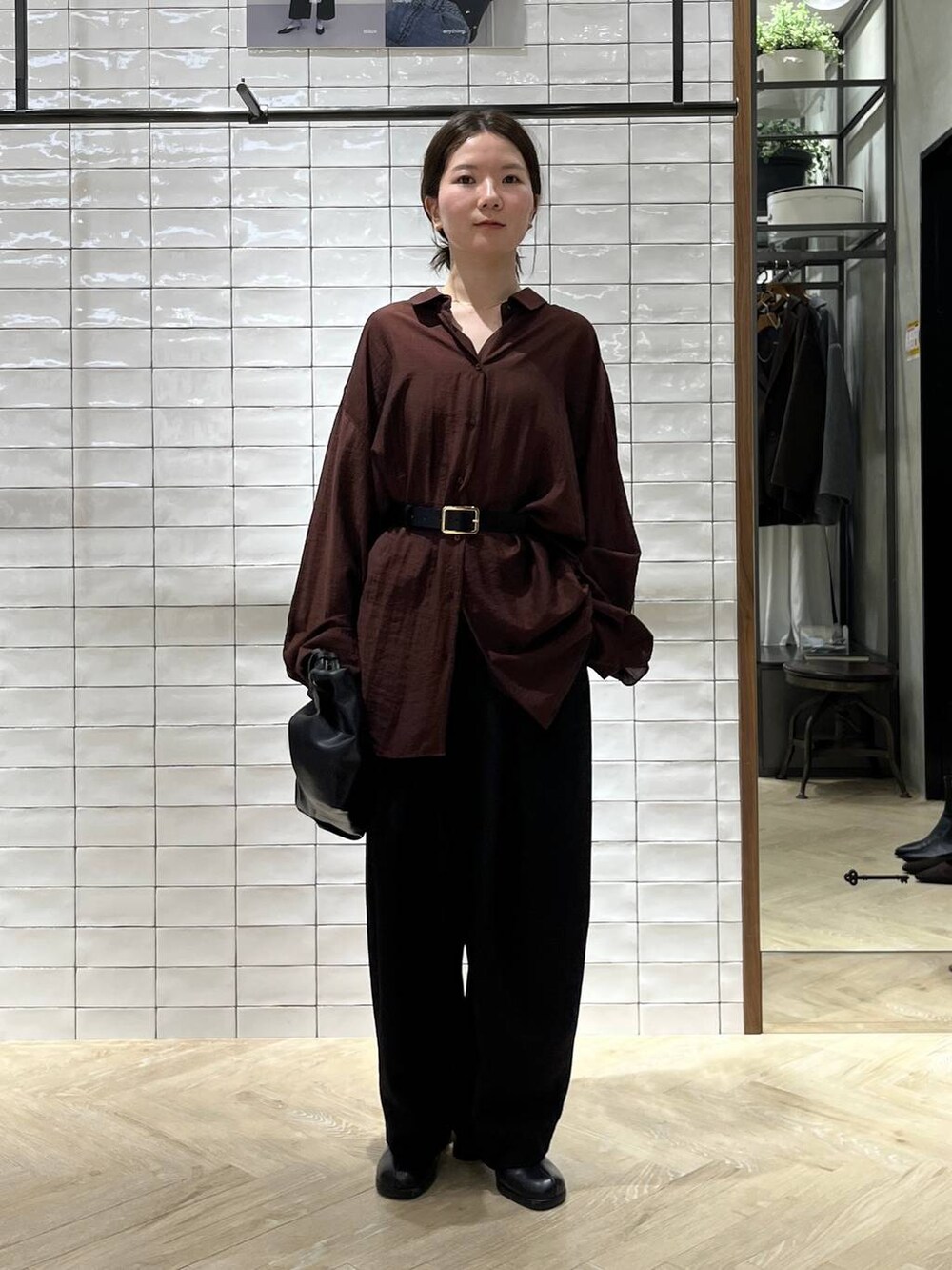 ブラック系のスラックス、ブラウン系のシャツ/ブラウス、ブラック系のベルトを着用したレディースの秋コーディネートの4枚目の写真