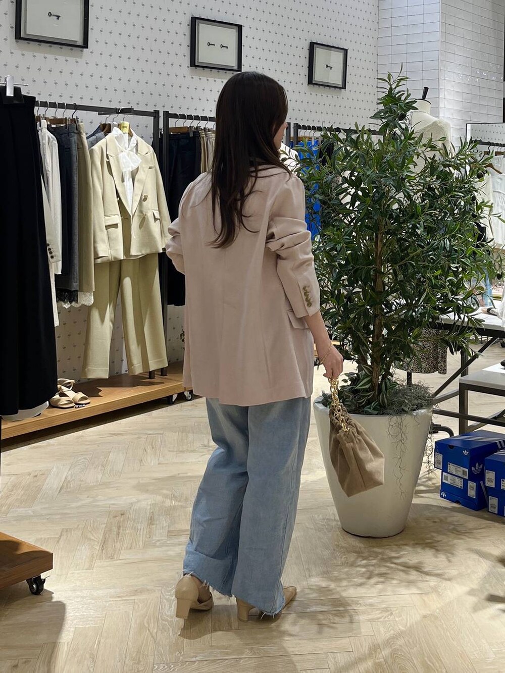 ホワイト系のTシャツ/カットソー、ベージュ系のショルダーバッグ、ピンク系のノーカラージャケットを着用したレディースの春コーディネートの3枚目の写真