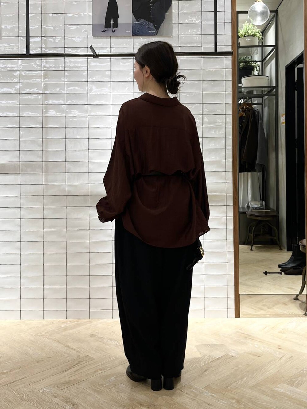 ブラック系のスラックス、ブラウン系のシャツ/ブラウス、ブラック系のベルトを着用したレディースの秋コーディネートの3枚目の写真