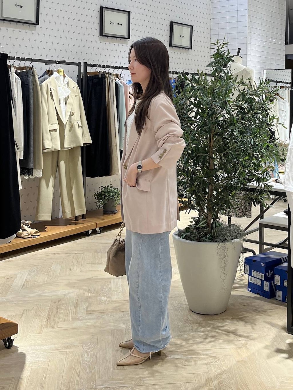 ホワイト系のTシャツ/カットソー、ベージュ系のショルダーバッグ、ピンク系のノーカラージャケットを着用したレディースの春コーディネートの2枚目の写真