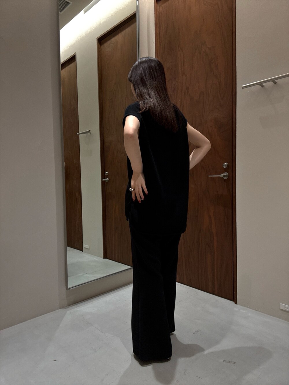 ブラック系のニット/セーター、ブラック系のサンダル、ブラック系のその他パンツを着用したレディースの夏コーディネートの2枚目の写真