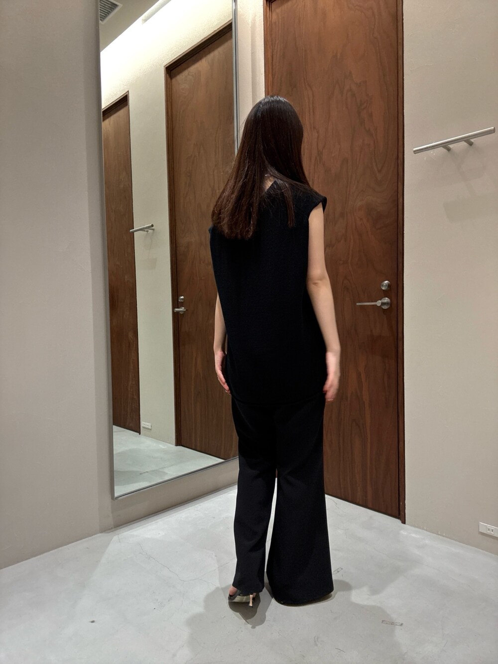 ブラック系のニット/セーター、ブラック系のサンダル、ブラック系のその他パンツを着用したレディースの夏コーディネートの3枚目の写真