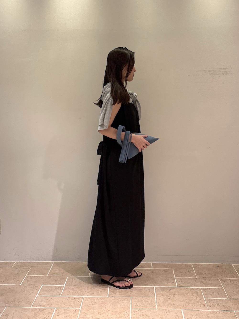 シルバー系のニット/セーター、ブラック系のワンピース、ブラック系のその他シューズを着用したレディースの夏コーディネートの2枚目の写真