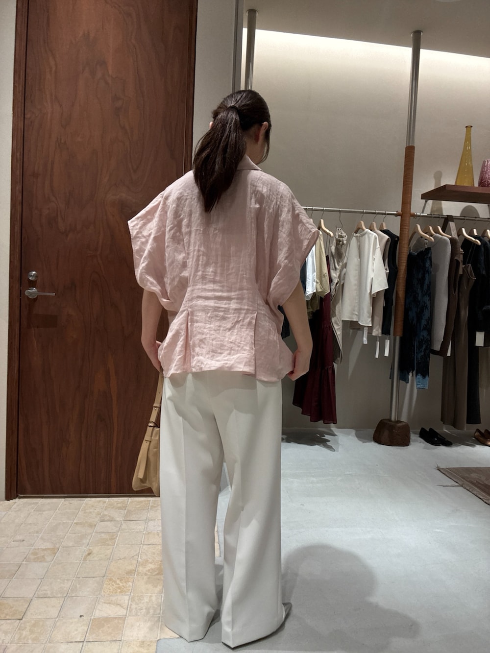 ピンク系のシャツ/ブラウス、ホワイト系のその他パンツ、シルバー系のブーツを着用したレディースの夏コーディネートの3枚目の写真