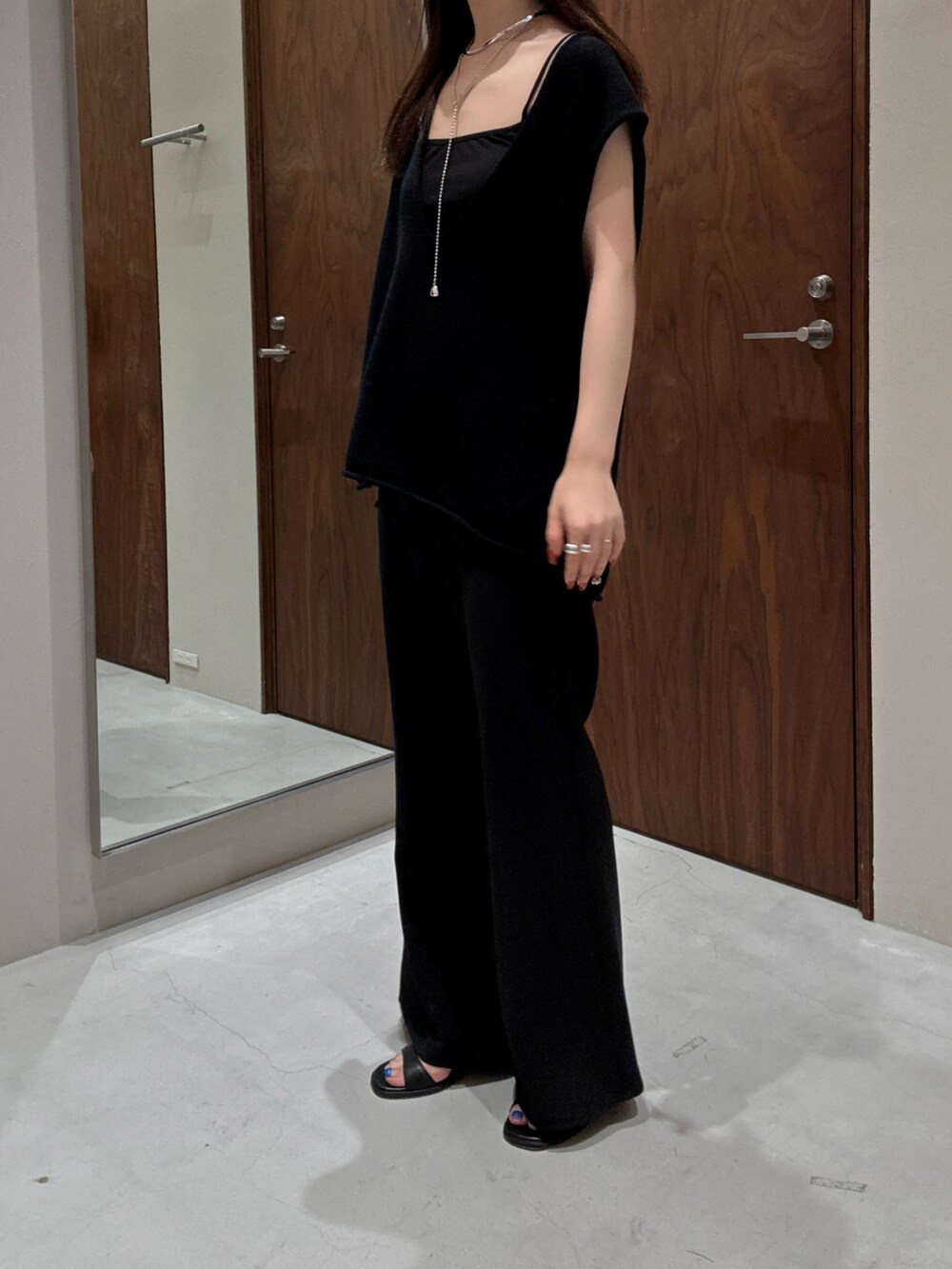 ブラック系のニット/セーター、ブラック系のサンダル、ブラック系のその他パンツを着用したレディースの夏コーディネートの4枚目の写真