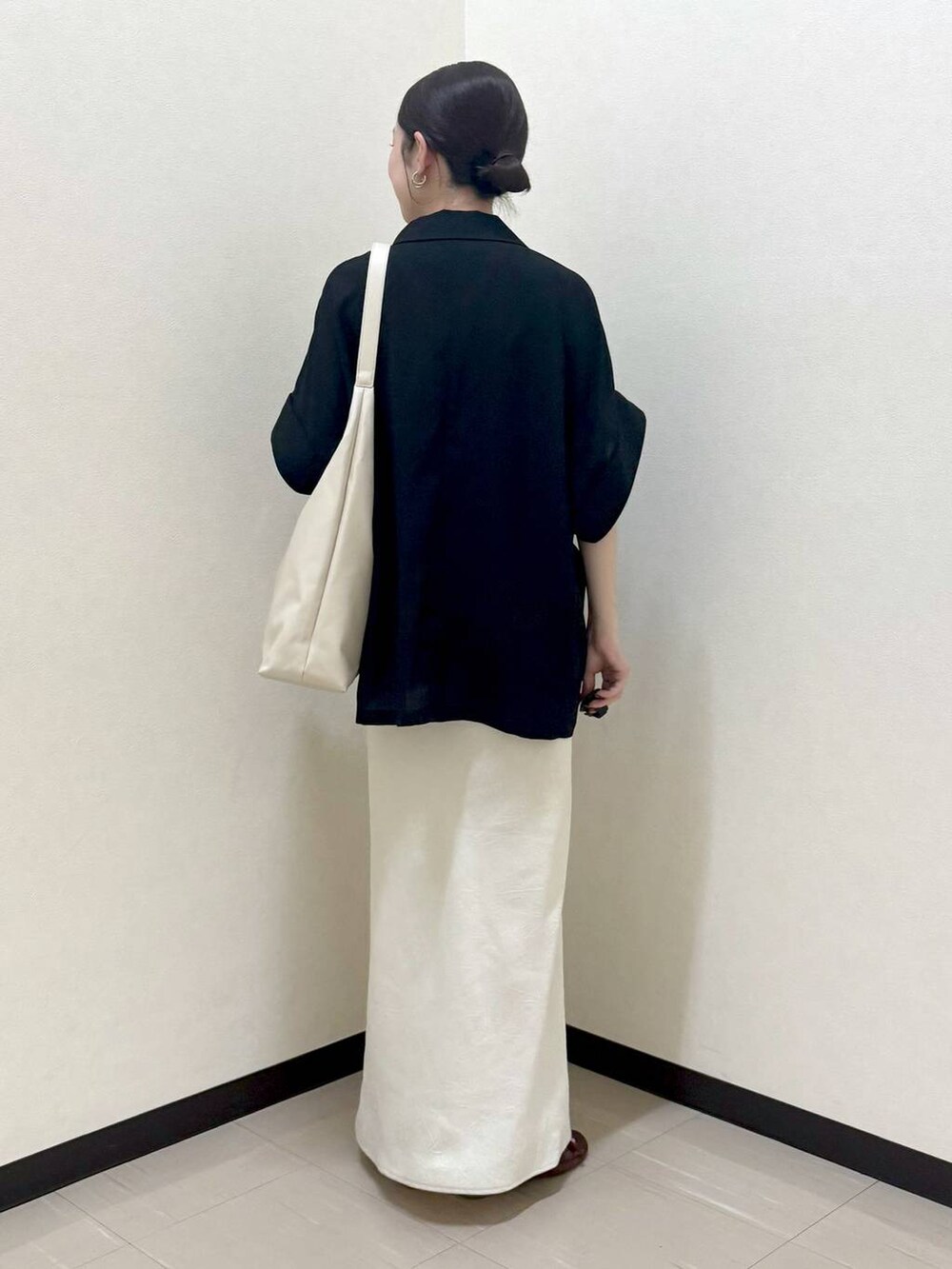 ホワイト系のTシャツ/カットソー、ホワイト系のショルダーバッグ、ホワイト系のスカートを着用したレディースの夏コーディネートの4枚目の写真