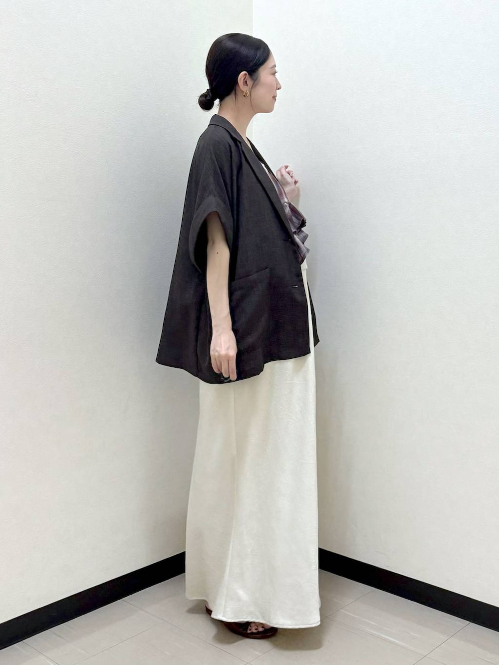 ホワイト系のTシャツ/カットソー、ホワイト系のスカート、ブラック系のテーラードジャケットを着用したレディースの夏コーディネートの5枚目の写真