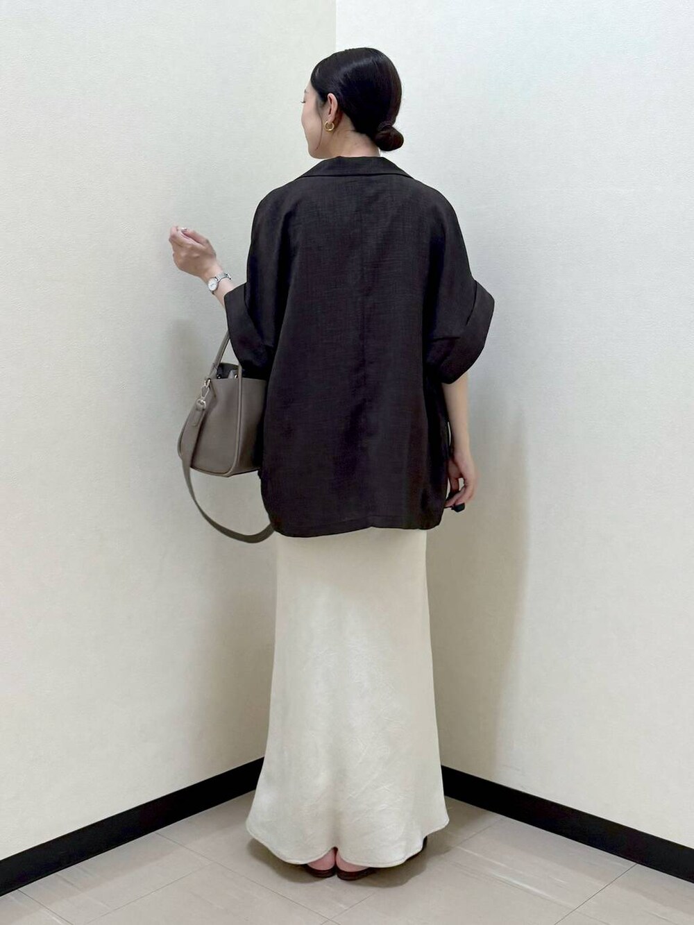 ホワイト系のTシャツ/カットソー、ホワイト系のスカート、ブラック系のテーラードジャケットを着用したレディースの夏コーディネートの4枚目の写真