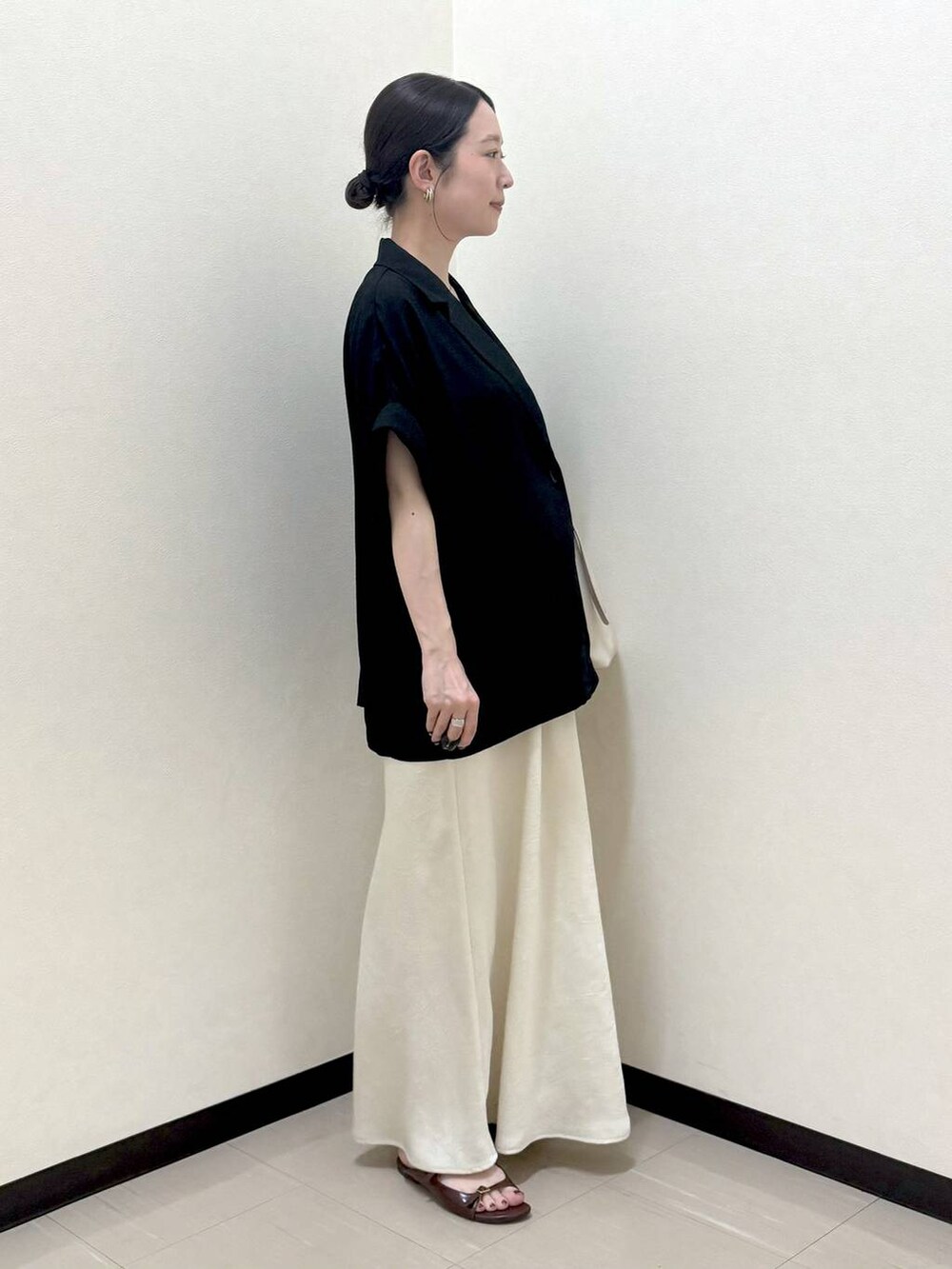 ホワイト系のTシャツ/カットソー、ホワイト系のショルダーバッグ、ホワイト系のスカートを着用したレディースの夏コーディネートの5枚目の写真