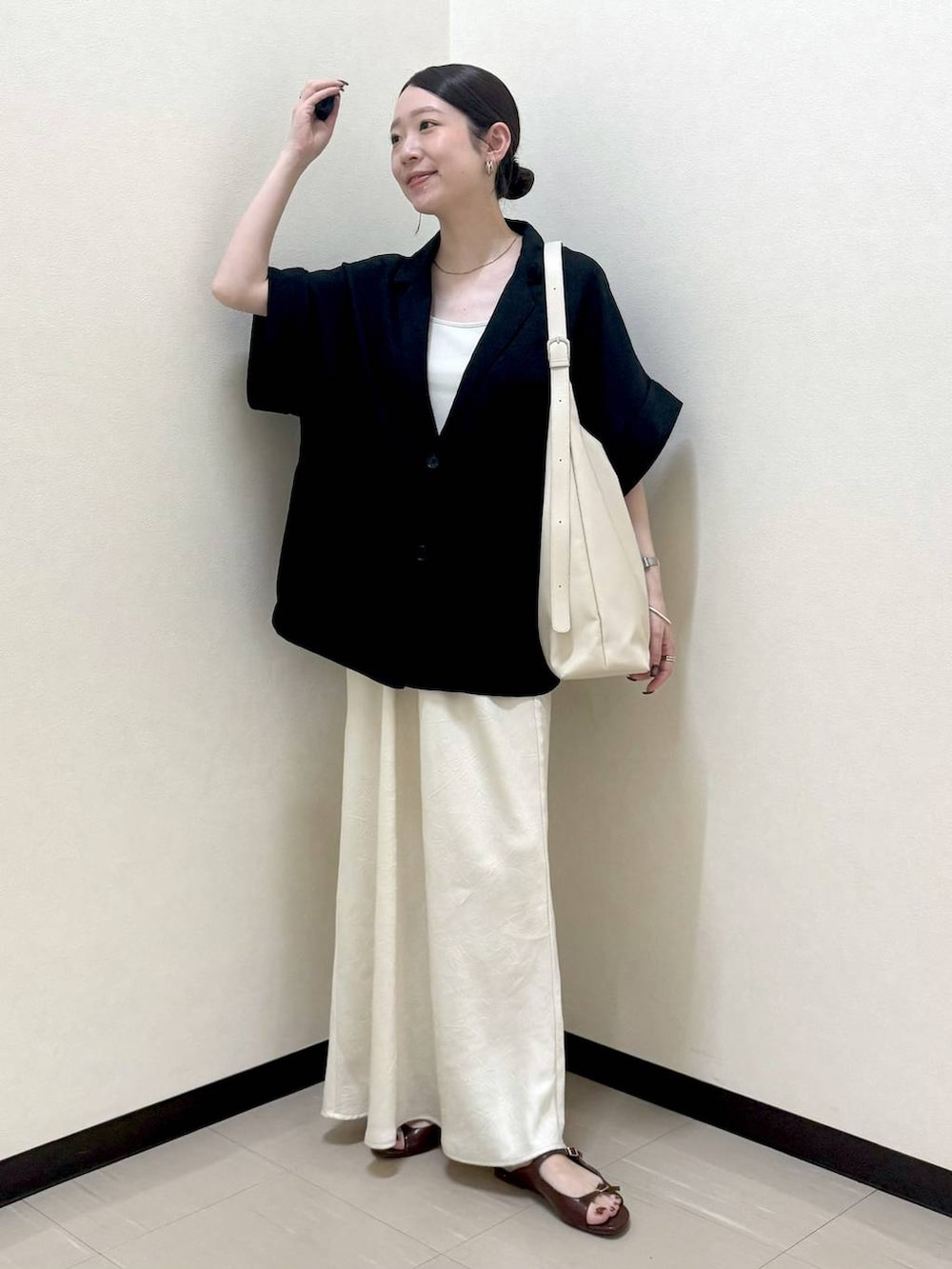 ホワイト系のTシャツ/カットソー、ホワイト系のショルダーバッグ、ホワイト系のスカートを着用したレディースの夏コーディネートの2枚目の写真