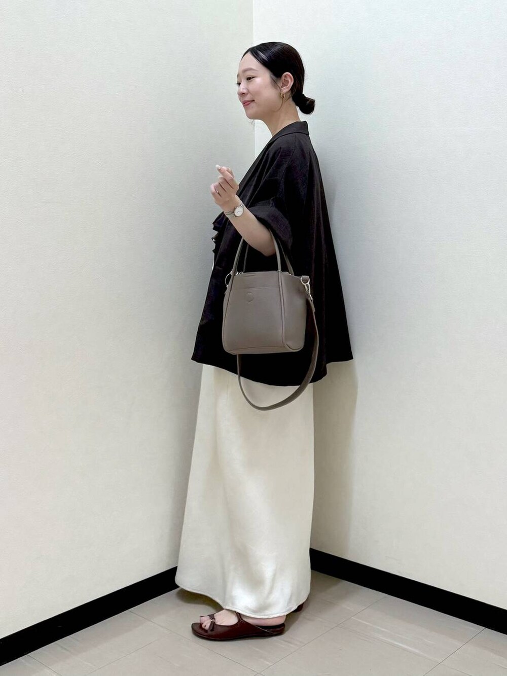 ホワイト系のTシャツ/カットソー、ホワイト系のスカート、ブラック系のテーラードジャケットを着用したレディースの夏コーディネートの3枚目の写真