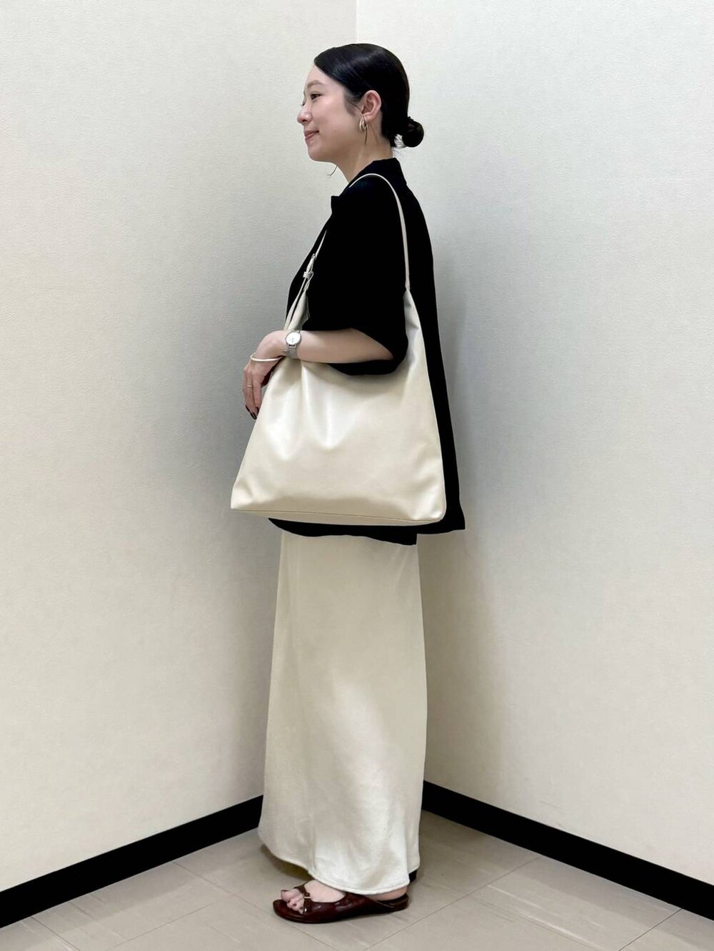 ホワイト系のTシャツ/カットソー、ホワイト系のショルダーバッグ、ホワイト系のスカートを着用したレディースの夏コーディネートの3枚目の写真