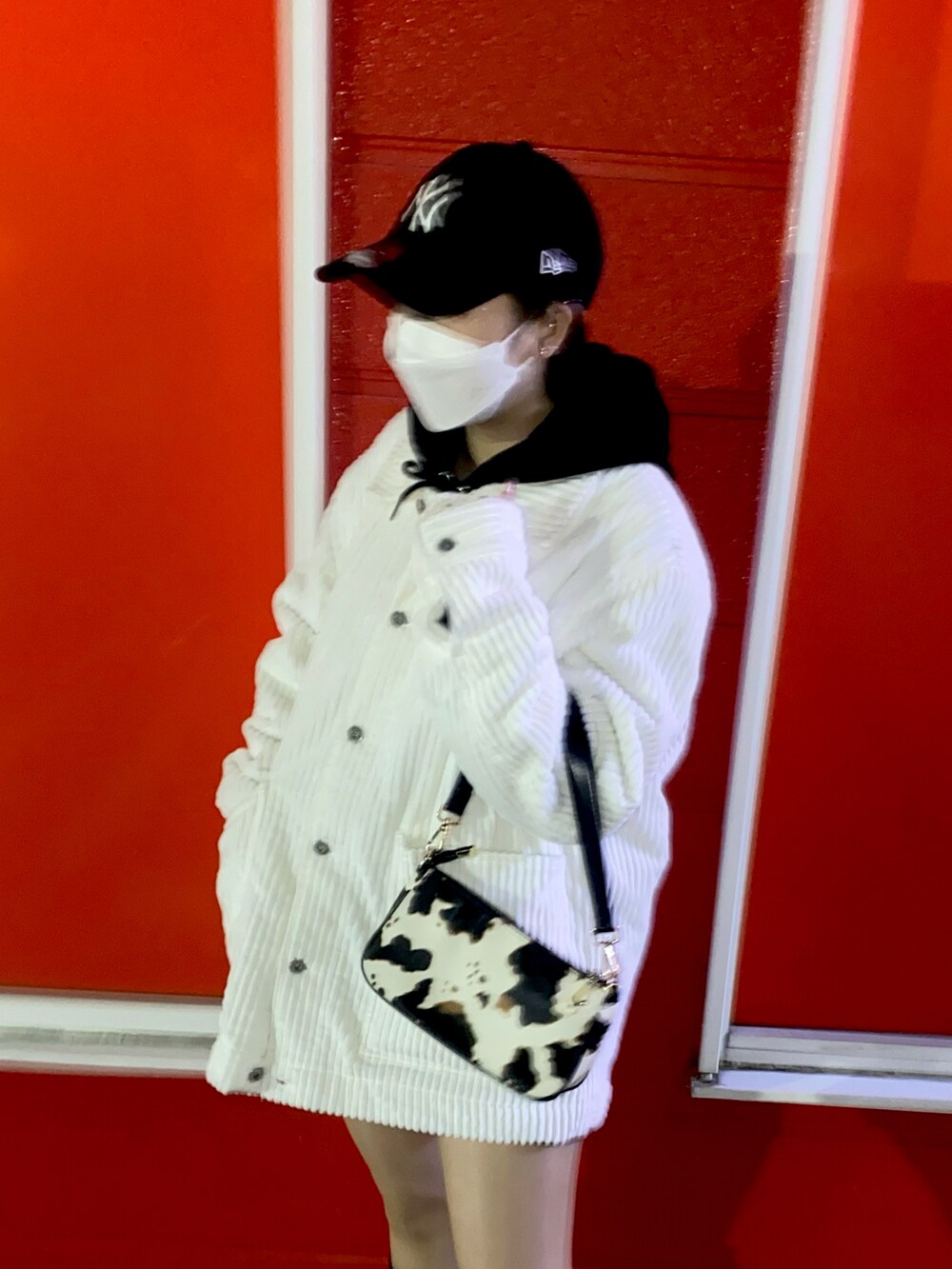 その他のハンドバッグ、ホワイト系のジャケット/アウター、ブラック系のブーツを着用したレディースの春コーディネートの2枚目の写真