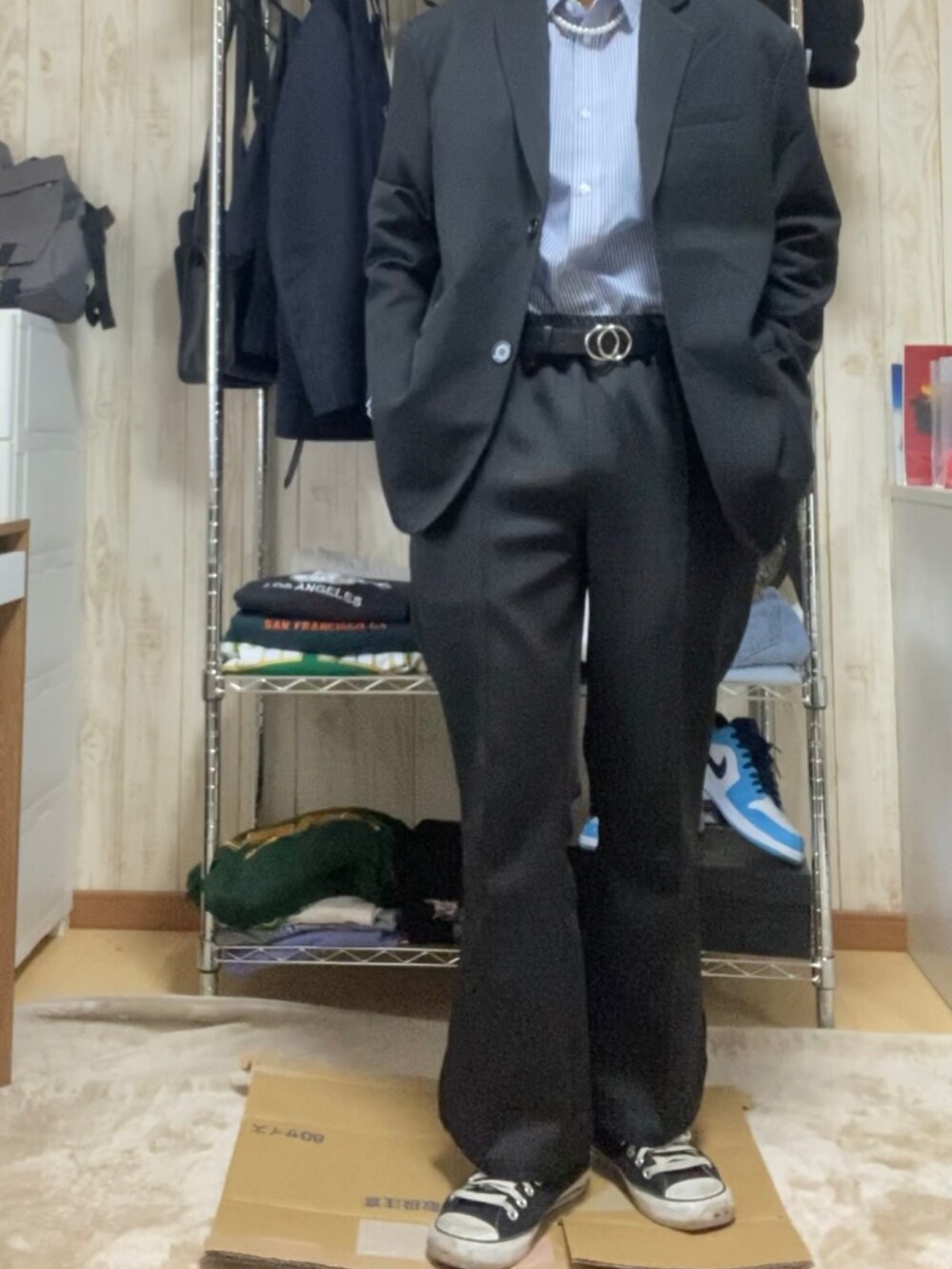 「Dr. Martensのアイテム（ローファー、ブラック系）」を使った、ごりごり  さん（メンズ・173cm）の春コーディネートの2枚目の写真