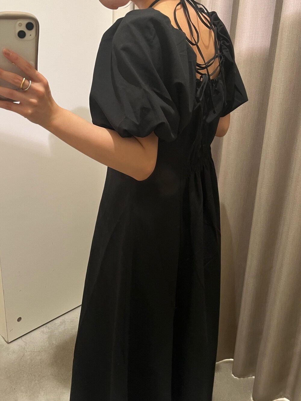 ブラック系のワンピース、その他のトートバッグ、ピンク系のマスクを着用したレディースの夏コーディネートの3枚目の写真