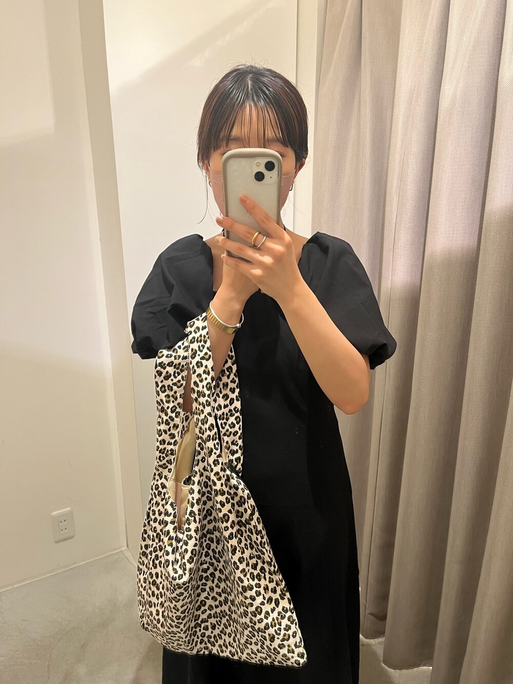 ブラック系のワンピース、その他のトートバッグ、ピンク系のマスクを着用したレディースの夏コーディネートの2枚目の写真