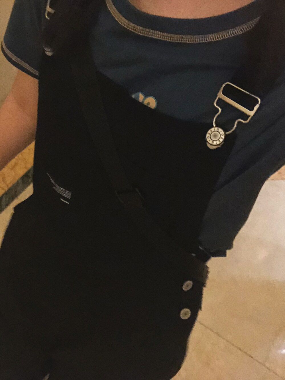 ブルー系のトップス、ブラック系のオールインワン・サロペットを着用したレディースの春コーディネートの2枚目の写真