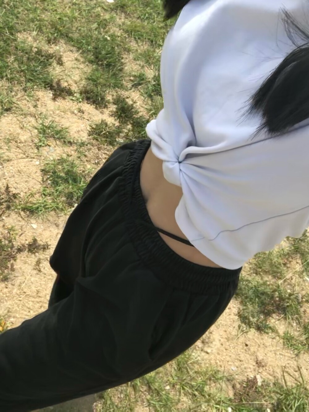 「ootd、夏、街頭穿搭、球鞋、白T」｜「MLBのアイテム（シューズ、ベージュ系）」を使った、eunvhingbbeezzさん（レディース・160cm）の春コーディネートの2枚目の写真