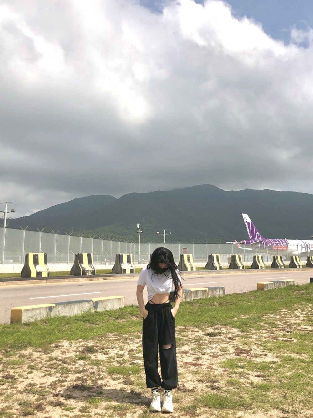 「ootd、夏、街頭穿搭、球鞋」｜「no brandのアイテム（パンツ、ブラック系）」を使った、eunvhingbbeezzさん（レディース・160cm）の夏コーディネートの2枚目の写真