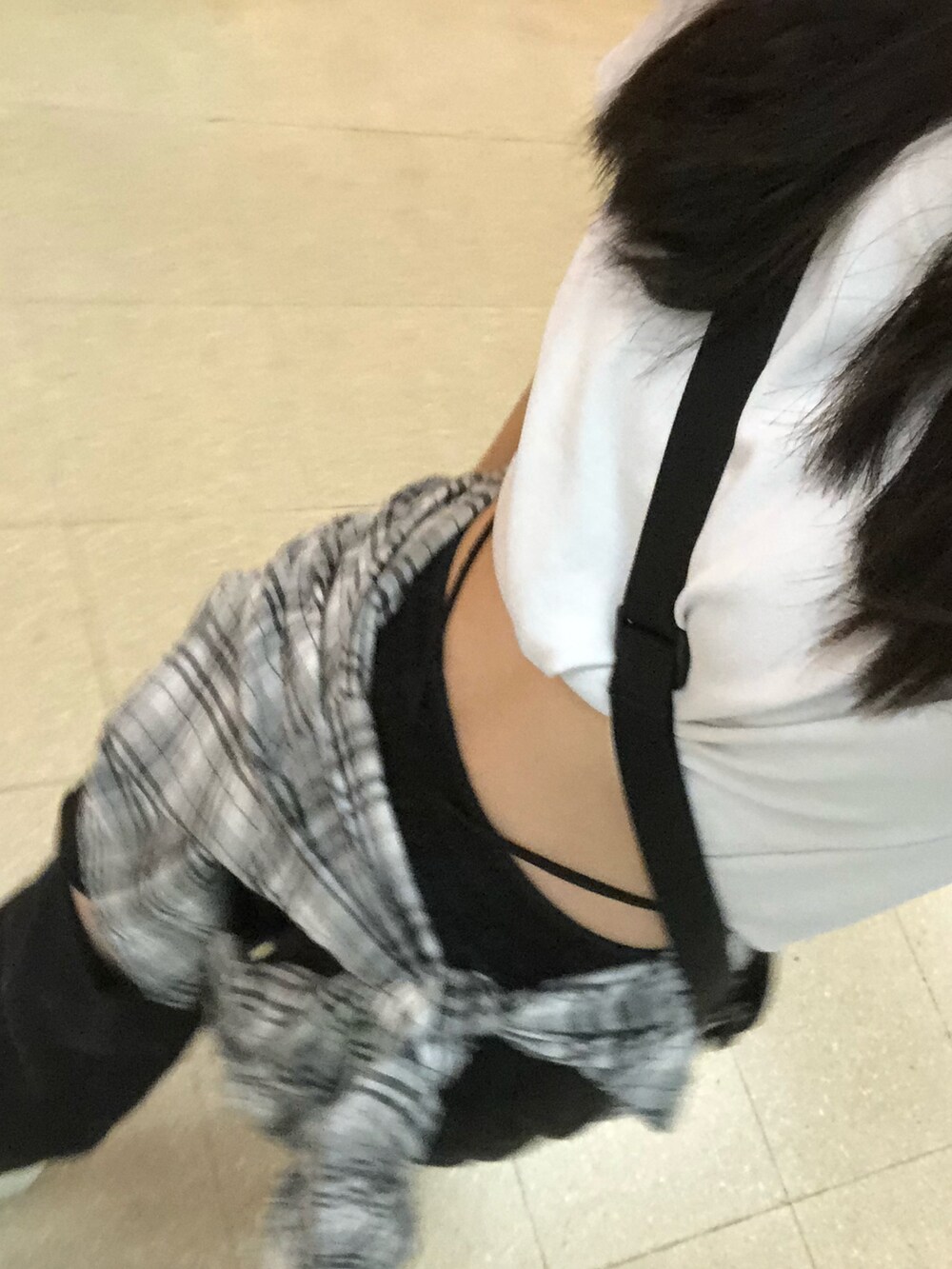 「ootd、夏、街頭穿搭、球鞋、白T」｜「MLBのアイテム（シューズ、ベージュ系）」を使った、eunvhingbbeezzさん（レディース・160cm）の春コーディネートの3枚目の写真