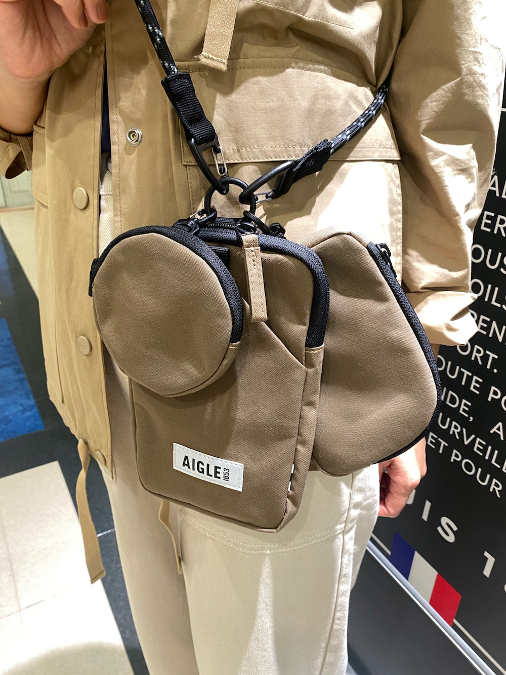 グリーン系のブルゾン、ブルー系のTシャツ/カットソー、ホワイト系のその他パンツを着用したレディースの春コーディネートの5枚目の写真